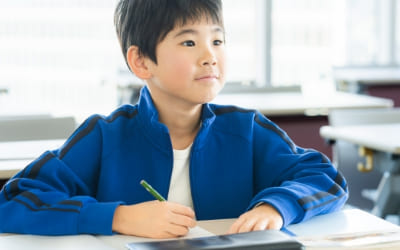 家庭教師の英数国理社クラインの夏休み指導で２学期に意欲的に授業に取り組めている小学生男子