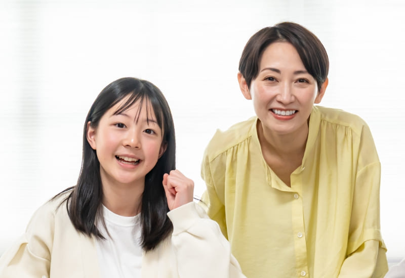 勉強を頑張る中学生と講師