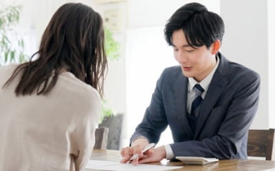 家庭教師の料金説明を受ける保護者