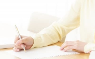 家庭教師の費用について相談する保護者