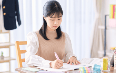 しっかりと勉強する女子生徒